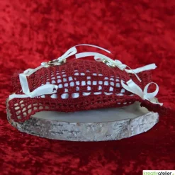 Romantisches gehäkeltes Ringkissen in Bordeaux-Creme mit Herzchen und Satinschleifen - Perfekte Hochzeitsdekoration