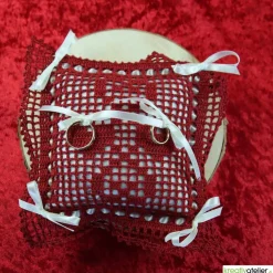 Romantisches gehäkeltes Ringkissen in Bordeaux-Creme mit Herzchen und Satinschleifen - Perfekte Hochzeitsdekoration