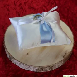 Romantisches Ringkissen aus weißem Satin mit stilvollem hellblauem Satinband und hübscher weißer Schleife
