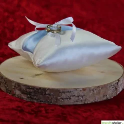 Romantisches Ringkissen aus weißem Satin mit stilvollem hellblauem Satinband und hübscher weißer Schleife