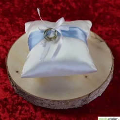 Romantisches Ringkissen aus weißem Satin mit stilvollem hellblauem Satinband und hübscher weißer Schleife