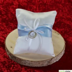 Romantisches Ringkissen aus weißem Satin mit stilvollem hellblauem Satinband und hübscher weißer Schleife
