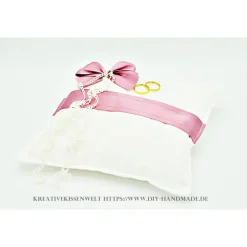 Romantisches Ringkissen weiß mit rosa Satinband und Schleife, handgemachtes Unikat 23 cm x 23 cm