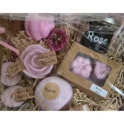 Rose & Freesie Geschenkset – Handgemachte Rosenseife, Badesalz, Badekugel, Kerze, Duftteelicht, Schutzengel Geschenk