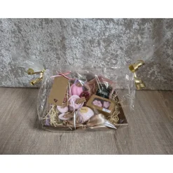 Rose & Freesie Geschenkset – Handgemachte Rosenseife, Badesalz, Badekugel, Kerze, Duftteelicht, Schutzengel Geschenk