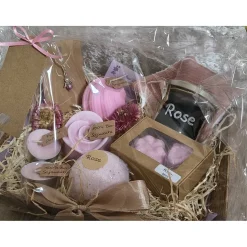 Rose & Freesie Geschenkset – Handgemachte Rosenseife, Badesalz, Badekugel, Kerze, Duftteelicht, Schutzengel Geschenk