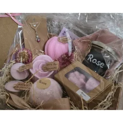 Rose & Freesie Geschenkset – Handgemachte Rosenseife, Badesalz, Badekugel, Kerze, Duftteelicht, Schutzengel Geschenk