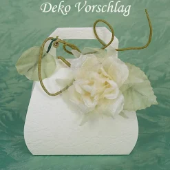 Rose, cremefarben als Deko auf einer Geschenkverpackung