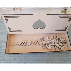 Rosenbox aus Holz mit Silberglitzer und "Mom"-Schriftzug – 27x9,5x2,5 cm, inklusive 26 cm langer Holzrose