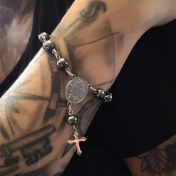 Rosenkranz-Armband aus Edelstahl mit Hämatitperlen– Spiritualität & Stil vereint