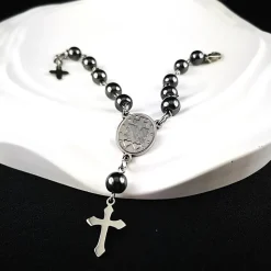 Rosenkranz-Armband aus Edelstahl mit Hämatitperlen– Spiritualität & Stil vereint