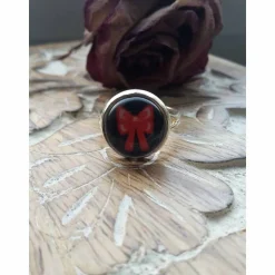 rote Schleife Ohrringe und Ringe Cabochonschmuck verschiedene Fassungen mit weißen o schwarzen Hintergrund