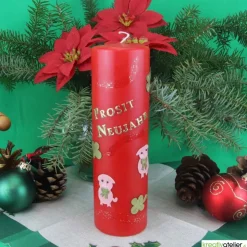 rote Silvesterkerze „Prosit Neujahr“ mit Glücksschweinchen und Kleeblättern