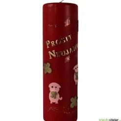 rote Silvesterkerze „Prosit Neujahr“ mit Glücksschweinchen und Kleeblättern