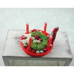 Roter  Teller mit Kerzenhalter  aus Kunststoff mit echten roten Kerzen