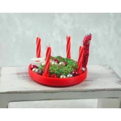 Roter  Teller mit Kerzenhalter  aus Kunststoff mit echten roten Kerzen