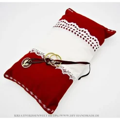 Rotes Ringkissen mit weißer Spitze – Handgemachtes Unikat für die Hochzeit, ca. 23x12 cm