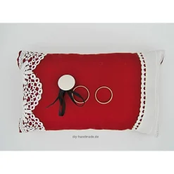 Rotes Ringkissen mit weißen Antikspitzen – Nostalgisches Unikat für Deine Hochzeit, handgemacht, 22 x 13 cm