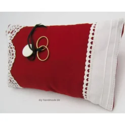 Rotes Ringkissen mit weißen Antikspitzen – Nostalgisches Unikat für Deine Hochzeit, handgemacht, 22 x 13 cm
