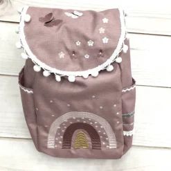 Rucksack mit Blumen,  Umhängetasche, Rucksack mit Regenbogen, altrosa dunkel, weiß bestickt,  Kindergartenrucksack