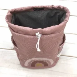 Rucksack mit Namen, mit Schmetterling, Umhängetasche, Rucksack mit Regenbogen, altrosa dunkel, weiß bestickt,  Kindergar