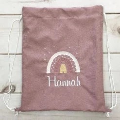 Rucksack mit Namen,  Umhängetasche, Rucksack mit Regenbogen, altrosa dunkel, weiß bestickt,  Kindergartenrucksack