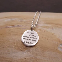 Runder Silberanhänger im Münzdesign 