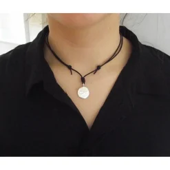 Runder Silberanhänger im Münzdesign 