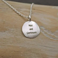 Runder Silberanhänger im Münzdesign 