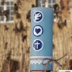 Rustic Geburtskerze personalisierbar hellblau mit Taube, Herz und Kachel und Klöppelspitze, Geschenk Geburt Jungen