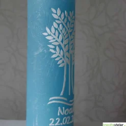 Rustic Taufkerze hellblau mit weißem Lebensbaum, Rustik-Taufkerze personalisiert, Taufe Jungen, Echtwachsverzierung