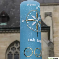 Rustic Taufkerze oceanblau maritim mit gold weißer Windrose und 3 goldenen Symbolen Kreuz, Anker und Fisch