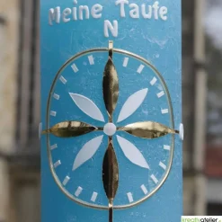 Rustic Taufkerze oceanblau maritim mit gold weißer Windrose und 3 goldenen Symbolen Kreuz, Anker und Fisch