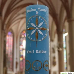 Rustic Taufkerze oceanblau maritim mit gold weißer Windrose und 3 goldenen Symbolen Kreuz, Anker und Fisch