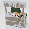 Rustikale Geschenkbox "Schneemann-Wichtel mit Schlitten" | Handgemachte Verpackung mit abnehmbarem Anhänger