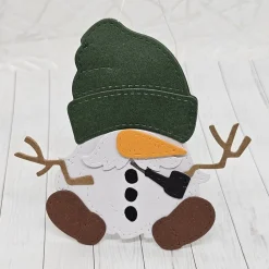 Rustikale Geschenkbox "Schneemann-Wichtel mit Schlitten" | Handgemachte Verpackung mit abnehmbarem Anhänger