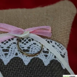 Rustikales Ringkissen aus natur-brauner Jute mit eleganter Klöppelspitze und hübschen Satinschleifen