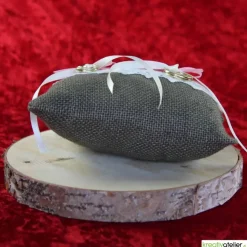 Rustikales Ringkissen aus natur-brauner Jute mit eleganter Klöppelspitze und hübschen Satinschleifen