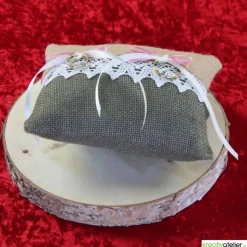 Rustikales Ringkissen aus natur-brauner Jute mit eleganter Klöppelspitze und hübschen Satinschleifen