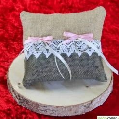 Rustikales Ringkissen aus natur-brauner Jute mit eleganter Klöppelspitze und hübschen Satinschleifen