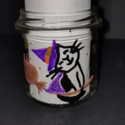 SALE -30% (Code: NEUEABENTEUER) |  Handbemaltes Glas mit Hexenkätzchen – vielseitig als Windlicht oder Stiftehalter