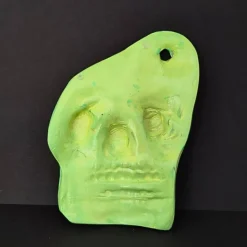 SALE -30% (Code: NEUEABENTEUER | Leuchtender Totenschädel aus Ton – handgemachte Halloween-Deko luoreszierendem Effekt