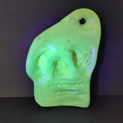 SALE -30% (Code: NEUEABENTEUER | Leuchtender Totenschädel aus Ton – handgemachte Halloween-Deko luoreszierendem Effekt
