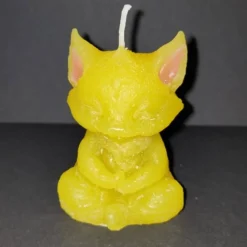SALE -30% (Code: NEUEABENTEUER) | Handgegossene Kerze Meditationskatze – Gelb, recyceltes Wachs, Unikat