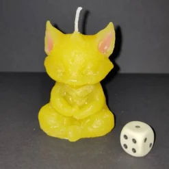 SALE -30% (Code: NEUEABENTEUER) | Handgegossene Kerze Meditationskatze – Gelb, recyceltes Wachs, Unikat