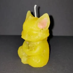SALE -30% (Code: NEUEABENTEUER) | Handgegossene Kerze Meditationskatze – Gelb, recyceltes Wachs, Unikat
