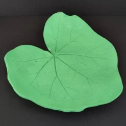 SALE -30% (Code: NEUEABENTEUER) | Blattschale aus lufttrocknendem Ton – neongrün, leuchtet unter UV-Licht