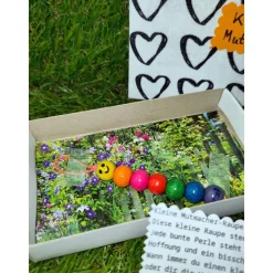 SALE -30% (Code: NEUEABENTEUER) |Kleine Mutmacher-Raupe aus bunten Perlen – mit Text & Schlaufe - Geschenk zum Aufmunter