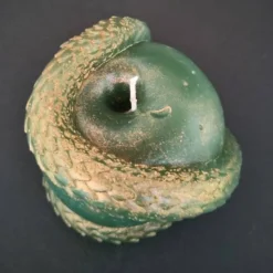 SALE -30% (Code: NEUEABENTEUER) | Handgegossene Kerze Apfel mit Schlange – einzigartiges Unikat aus recyceltem Wachs