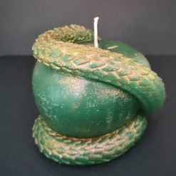 SALE -30% (Code: NEUEABENTEUER) | Handgegossene Kerze Apfel mit Schlange – einzigartiges Unikat aus recyceltem Wachs